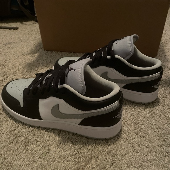 Air Jordan 1 Low GS Smoke Grey - Picture 5 of 8